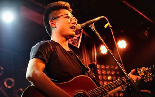 非正常励志歌吉他谱,原版齐一歌曲,简单C调弹唱教学,音乐之家版六线指弹简谱图