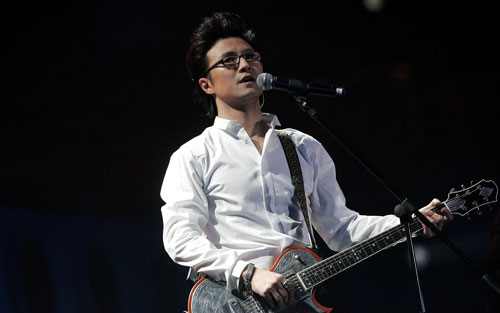绽放吉他谱,原版汪峰歌曲,简单F调弹唱教学,网络转载版六线指弹简谱图